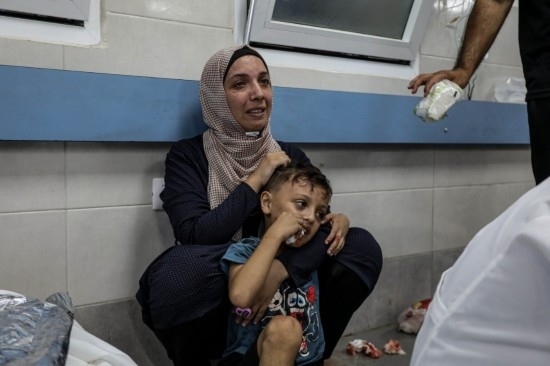 11月3日，人們?cè)诩由吵窍７ㄡt(yī)院接受治療。新華社發(fā)