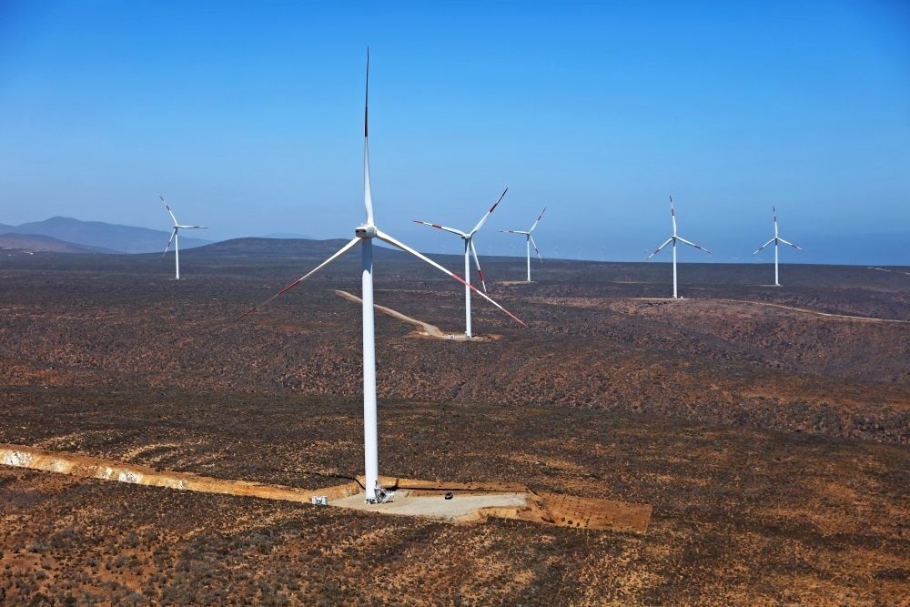 這是2023年2月14日拍攝的位于智利中部沿海的蓬塔謝拉風電場。蓬塔謝拉風電場是中國在智利投資建設的首個風電場，2018年正式投產(chǎn)發(fā)電，可滿足13萬戶家庭的用電需求，同時每年還能減少15.7萬噸碳排放。