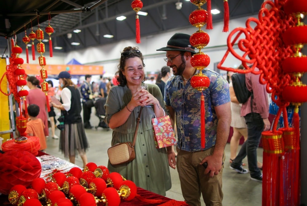 2023年1月21日，在新西蘭奧克蘭舉行的迎接中國農(nóng)歷春節(jié)活動上，人們購買新春裝飾品。這個活動吸引當?shù)厣先f名各族裔民眾聚集一起，共迎中國春節(jié)。