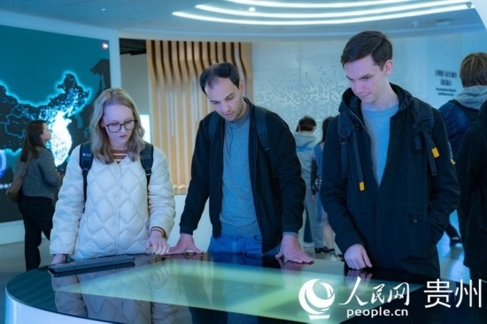 在國家大數(shù)據(jù)（貴州）綜合試驗區(qū)交流體驗中心，歐亞國家記者體驗貴州大數(shù)據(jù)應(yīng)用場景。人民網(wǎng) 陽茜攝