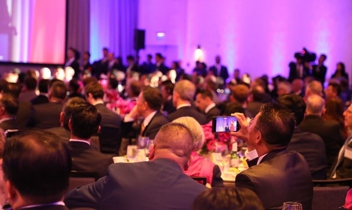 當(dāng)?shù)貢r(shí)間11月15日晚，國(guó)家主席習(xí)近平在美國(guó)舊金山出席美國(guó)友好團(tuán)體聯(lián)合舉行的歡迎宴會(huì)。在熱烈的掌聲中，習(xí)近平發(fā)表重要演講。圖為參加晚宴人士認(rèn)真聆聽演講。人民日?qǐng)?bào)記者 李志偉 攝