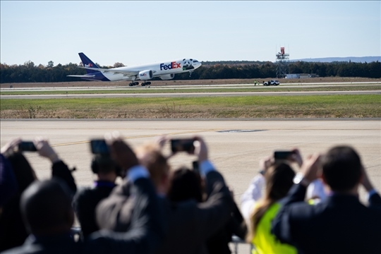 2023年11月8日，運送大熊貓的專機從美國弗吉尼亞州的華盛頓杜勒斯國際機場起飛。旅居美國的大熊貓“美香”“添添”和它們在華盛頓出生并長大的雄性幼崽“小奇跡”當(dāng)天啟程返回中國。新華社記者 劉杰攝