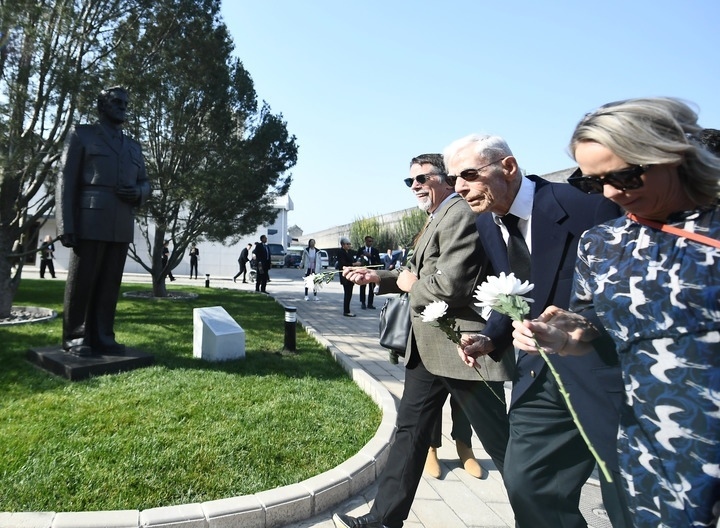 10月30日，在北京，飛虎隊老兵哈里·莫耶（中）向陳納德將軍雕像獻花。