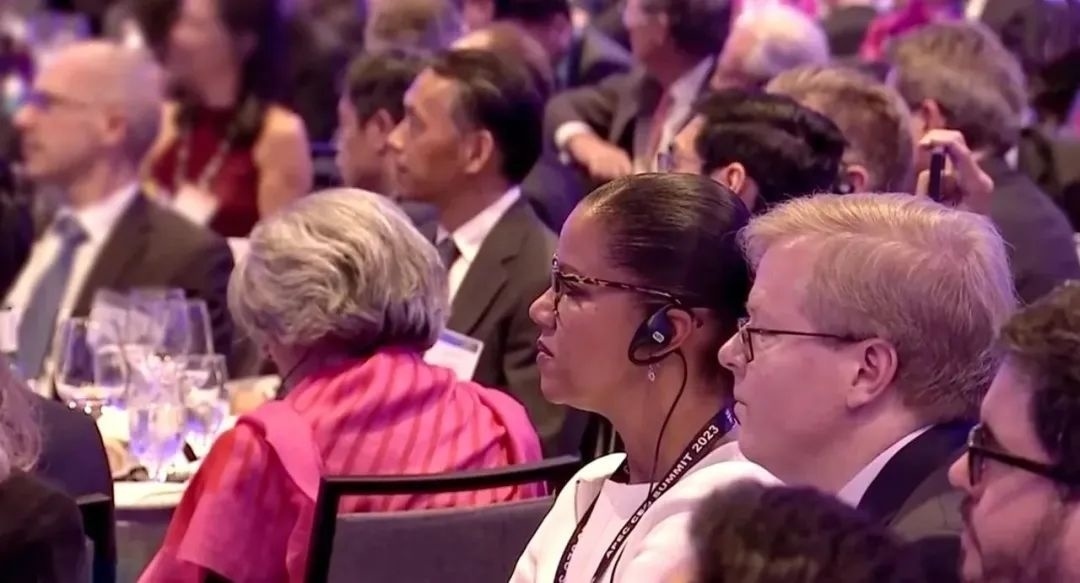 △參加宴會的人士認(rèn)真聆聽演講。