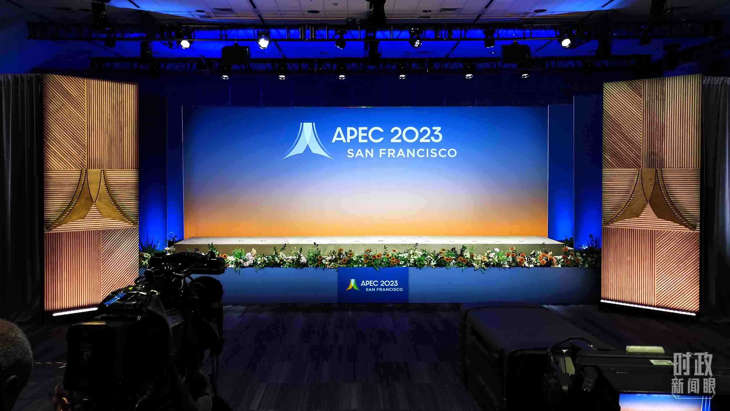 △16日，APEC領(lǐng)導(dǎo)人同東道主嘉賓在對話會前集體合影，圖為記者們在等待合影開始。（總臺央視記者石偉明拍攝）