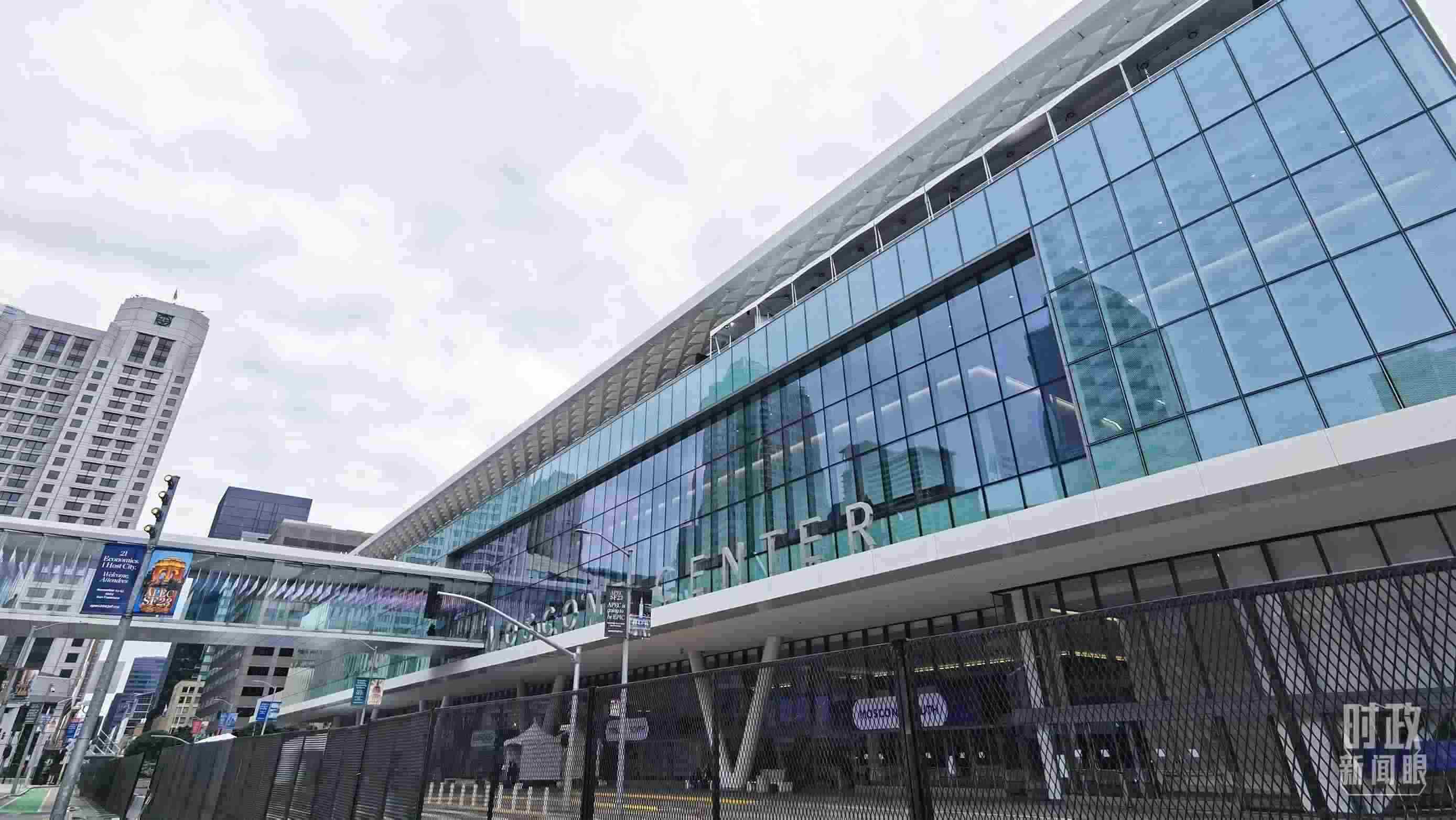 △美國舊金山，莫斯康中心，APEC第三十次領(lǐng)導(dǎo)人非正式會議在這里舉行。（總臺央視記者曹亞星拍攝）