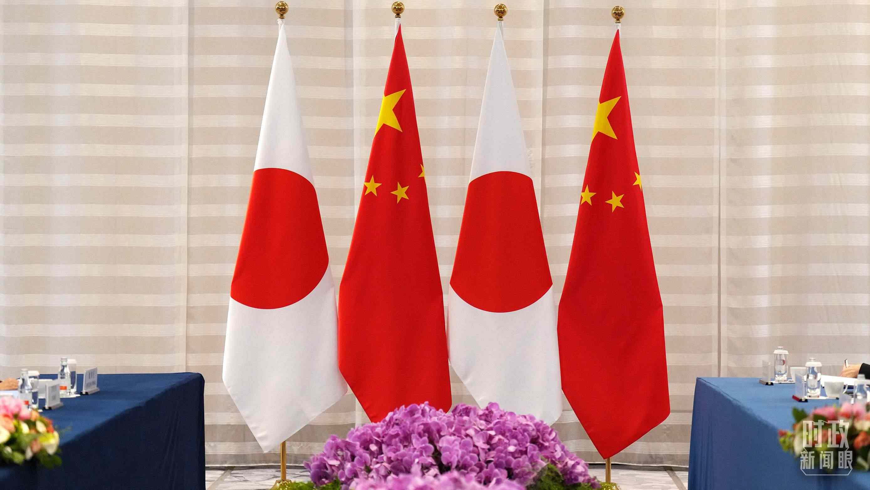 △會談現(xiàn)場的中日兩國國旗。（總臺國廣記者李晉拍攝）