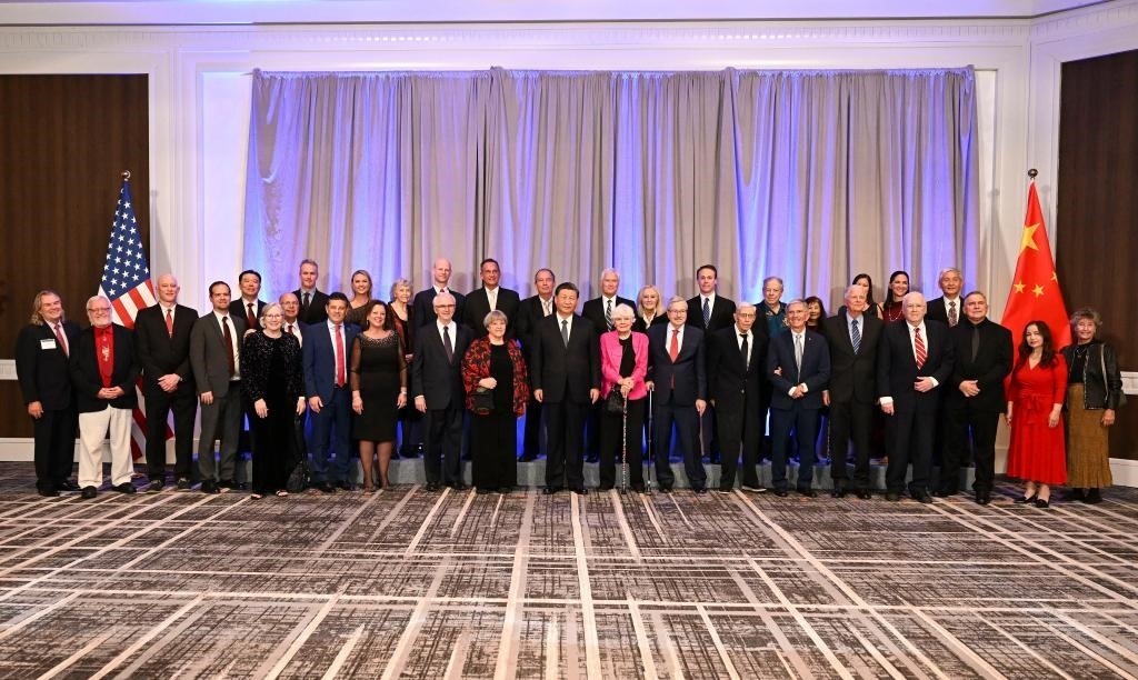 當(dāng)?shù)貢r(shí)間11月15日晚，國(guó)家主席習(xí)近平在美國(guó)舊金山出席美國(guó)友好團(tuán)體聯(lián)合舉行的歡迎宴會(huì)。這是宴會(huì)開(kāi)始前，習(xí)近平會(huì)見(jiàn)飛虎隊(duì)和史迪威將軍后人、鼓嶺、艾奧瓦州、華盛頓州等方面友好人士代表，同他們親切交談并合影留念。