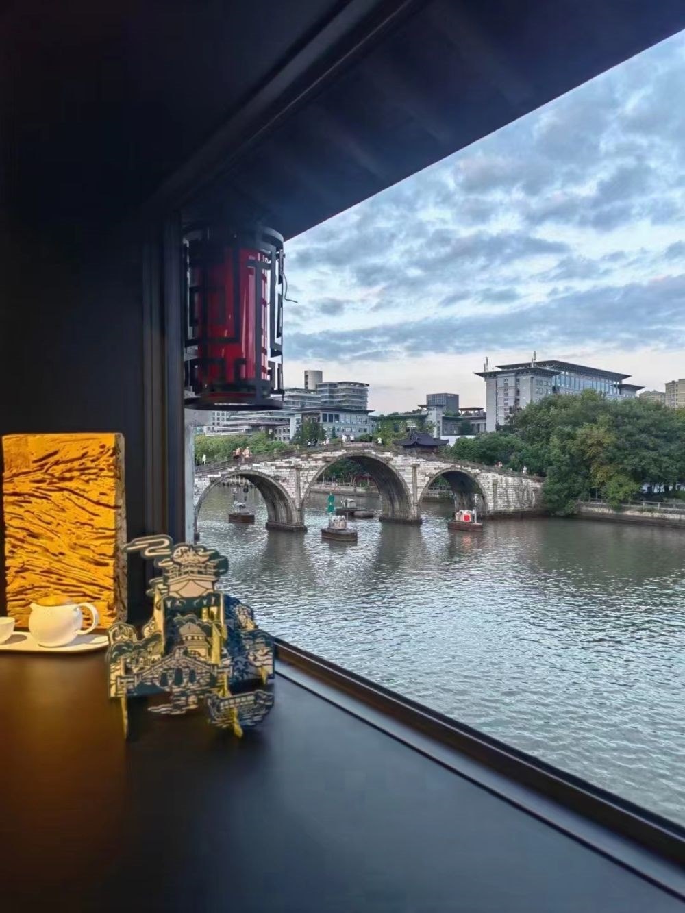 文創(chuàng)產(chǎn)品與拱宸橋。（受訪者供圖）