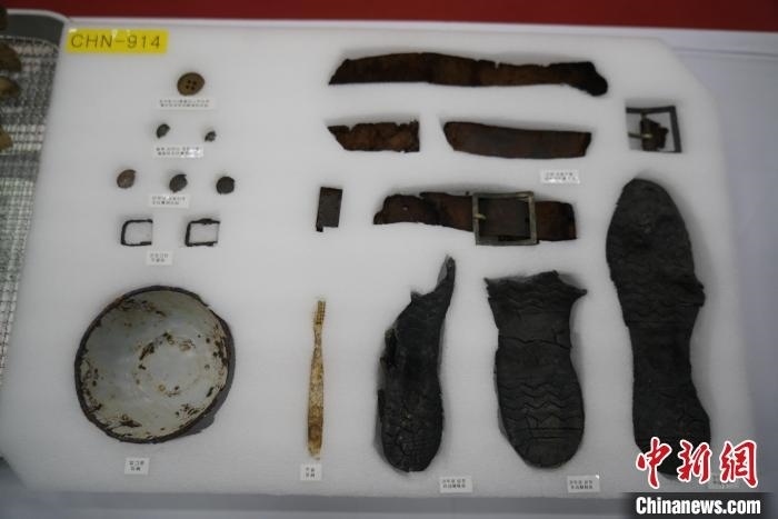 當(dāng)?shù)貢r(shí)間11月22日上午，第十批在韓中國(guó)人民志愿軍烈士遺骸裝殮儀式在韓國(guó)舉行。圖為裝殮儀式現(xiàn)場(chǎng)拍攝的部分志愿軍烈士遺物。中新社記者劉旭 攝