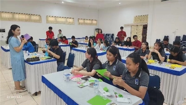 巴陵康孔子學(xué)院中方院長朱敏霞講解中國的二十四節(jié)氣。主辦方供圖