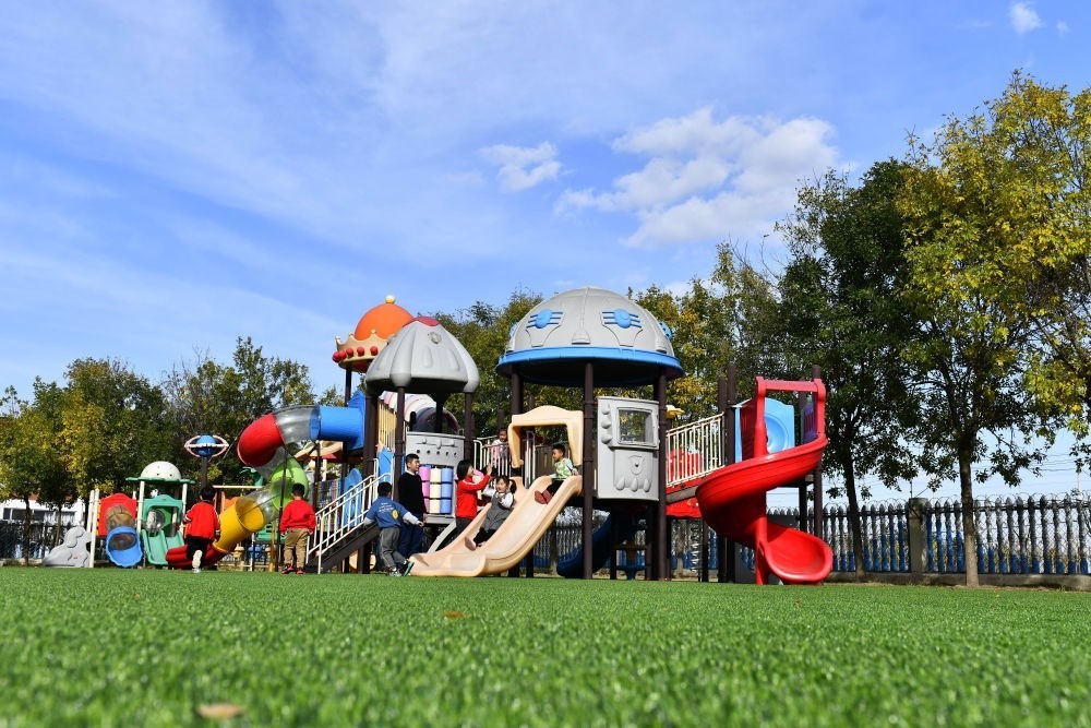 在山東省東營市墾利區(qū)楊廟社區(qū)幼兒園，孩子們在老師的帶領(lǐng)下進(jìn)行戶外活動（2021年10月19日攝）。新華社記者 郭緒雷 攝