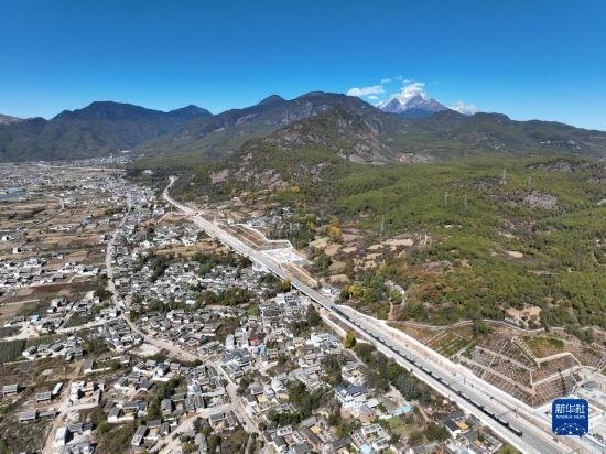 11月25日在麗江市境內拍攝的即將開通的麗香鐵路（無人機照片）。