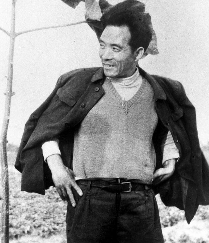 這是焦裕祿當(dāng)年滿懷豪情地在泡桐樹前留影。新華社發(fā)（1990年5月10日發(fā)）