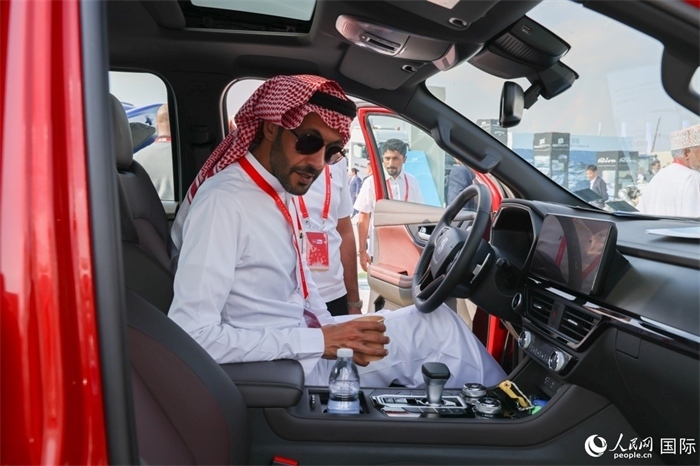 嘉賓參觀體驗(yàn)山東重工產(chǎn)品。人民網(wǎng)記者 任皓宇攝