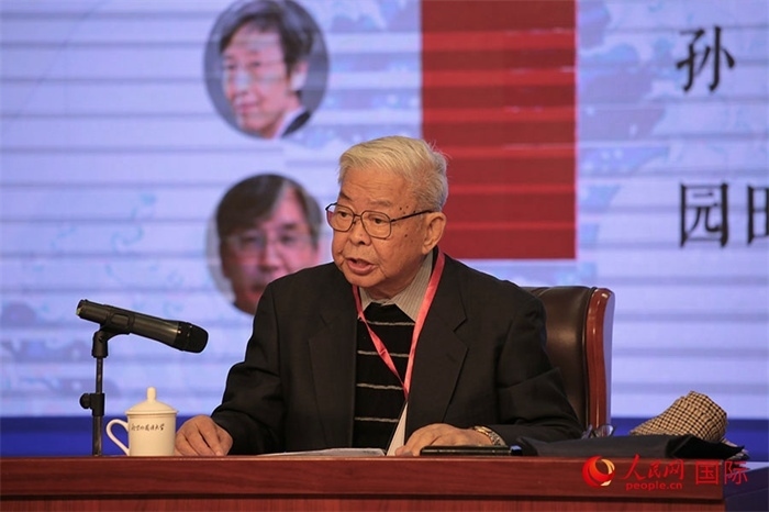 北京外國(guó)語大學(xué)北京日本學(xué)研究中心原主任嚴(yán)安生發(fā)表主旨演講。人民網(wǎng)記者 張麗婭攝