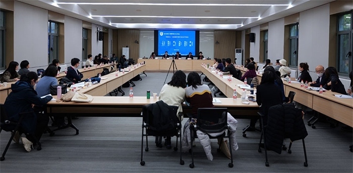 “區(qū)域國(guó)別學(xué)視角下的日語學(xué)科建設(shè)”圓桌論壇現(xiàn)場(chǎng)。主辦方供圖
