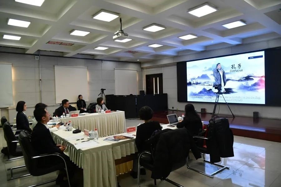 與會(huì)嘉賓觀看由美洲中心策劃制作的“一帶一路”主題視頻節(jié)目《習(xí)語用典——大道不孤 眾行致遠(yuǎn)》。