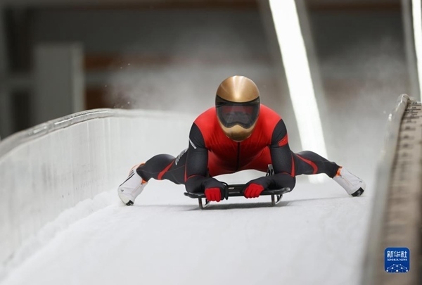 11月25日，天津隊選手閆文港在比賽中抵達終點。新華社記者 王楷焱 攝