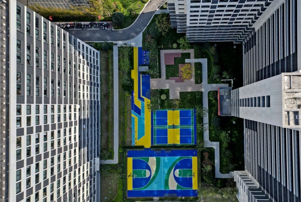 社區(qū)內(nèi)的運(yùn)動場地設(shè)施（無人機(jī)照片）。