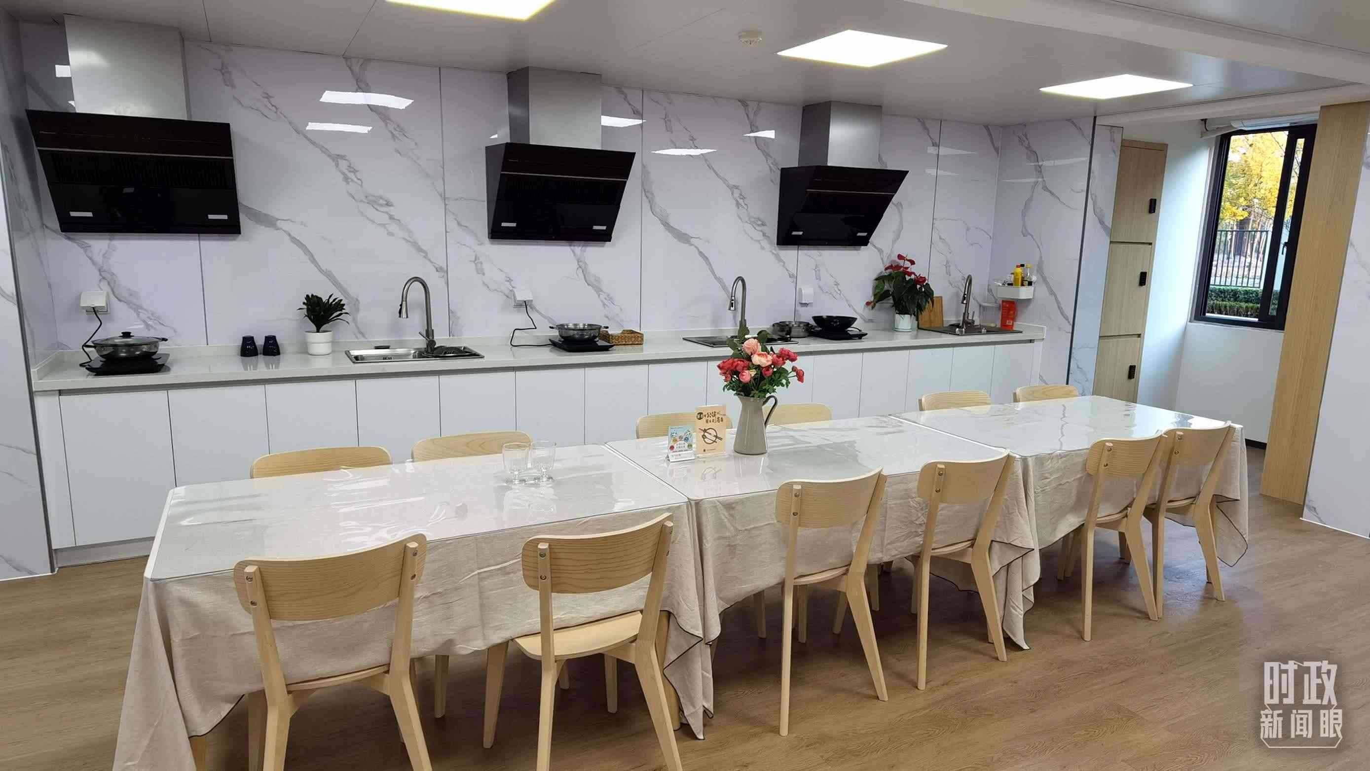 △閔行區(qū)新時代城市建設(shè)者管理者之家內(nèi)的共享廚房。（總臺央視記者郭鴻拍攝）