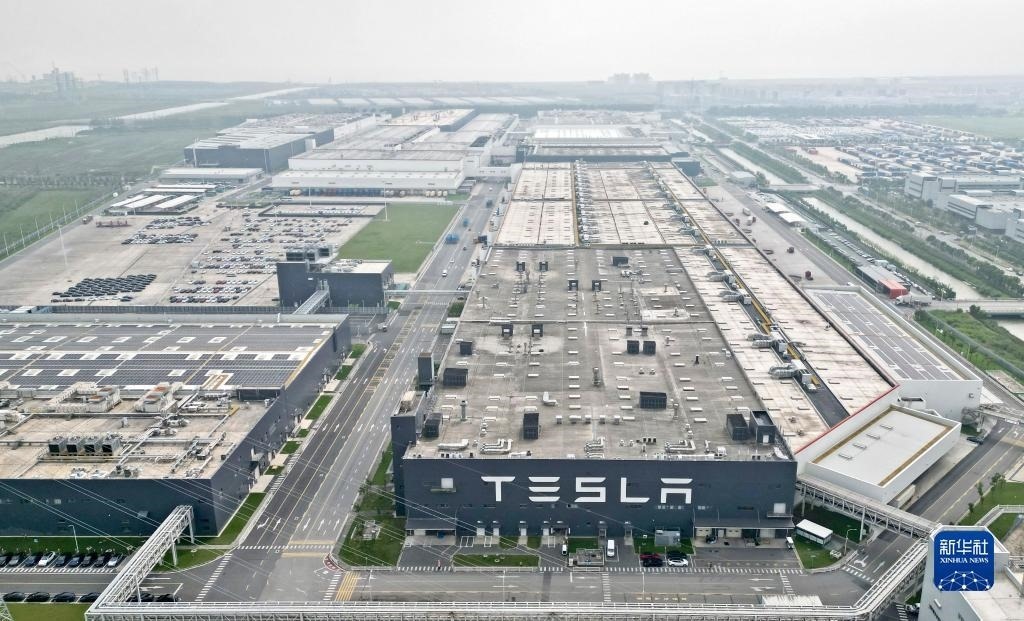這是在中國（上海）自由貿(mào)易試驗區(qū)臨港新片區(qū)拍攝的特斯拉上海超級工廠（2023年9月26日攝，無人機(jī)照片）。新華社記者 劉穎 攝