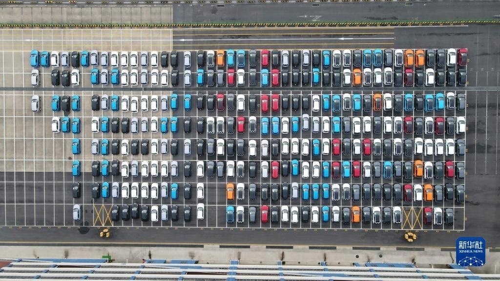 這是2023年7月9日在上海外高橋海通汽車碼頭拍攝的等待裝船運(yùn)往澳大利亞的上汽MG品牌汽車和新能源車（無人機(jī)照片）。新華社記者 方喆 攝