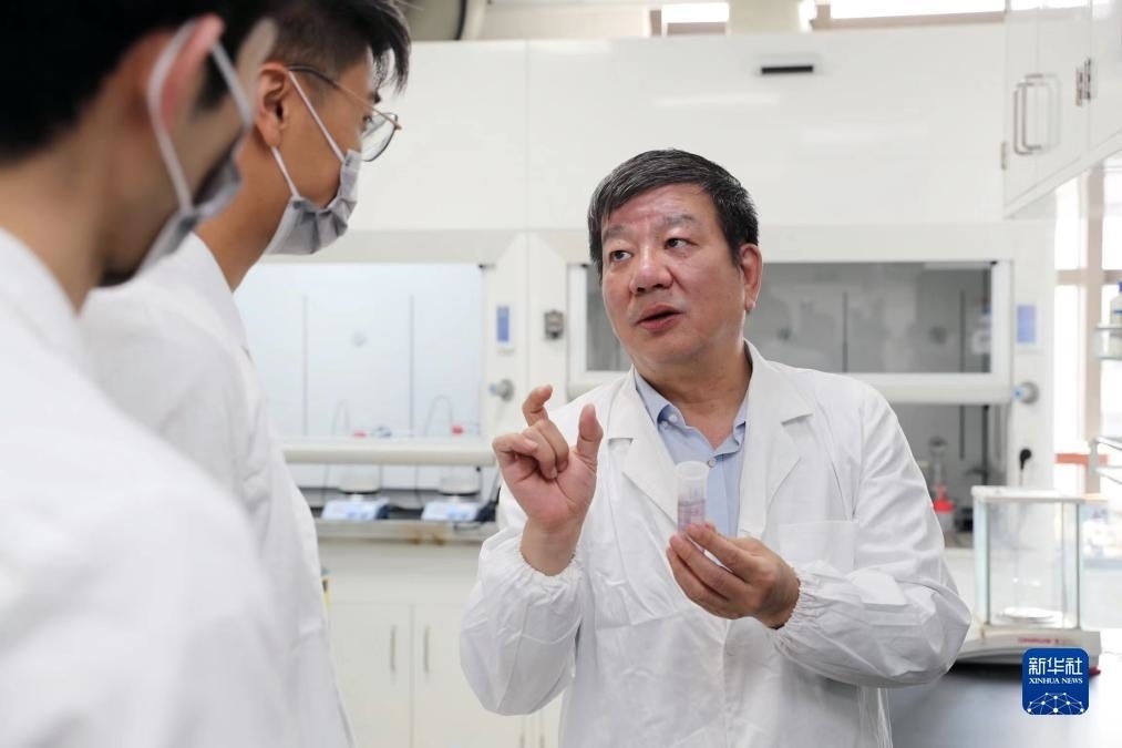 中國科學(xué)院院士、國家自然科學(xué)獎一等獎得主趙東元在復(fù)旦大學(xué)實驗室里指導(dǎo)學(xué)生（2023年9月2日攝）。新華社記者 劉穎 攝