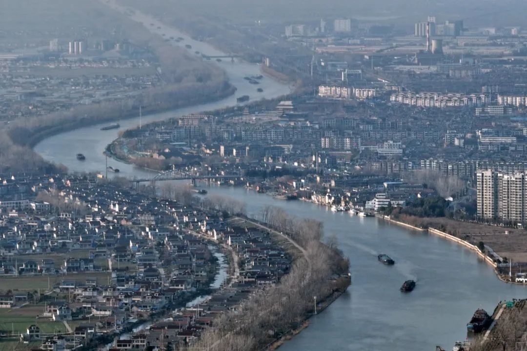 2月16日，貨船行駛在京杭大運(yùn)河江蘇寶應(yīng)段。新華社發(fā)（沈冬兵攝）