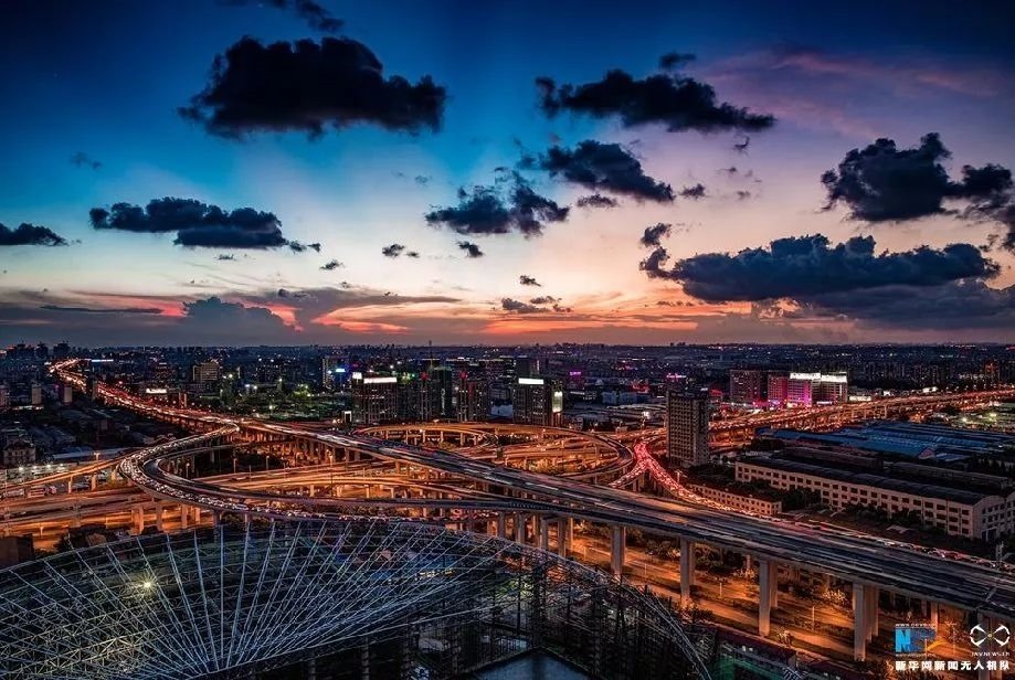 傍晚時(shí)刻的上海立交橋。新華網(wǎng)發(fā) 田橫 攝