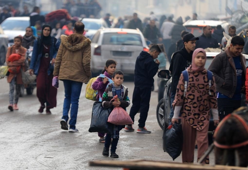 12月1日，在加沙地帶南部城市汗尤尼斯，人們?cè)谝攒娀謴?fù)軍事行動(dòng)后逃離家園。新華社發(fā)（亞西爾·庫(kù)迪攝）