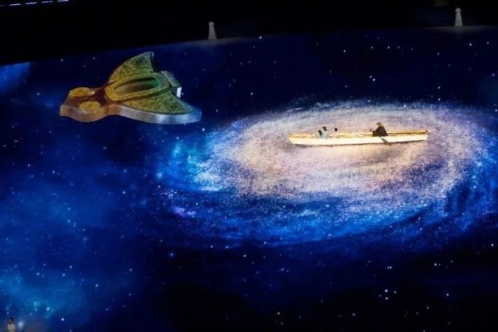 杭州第4屆亞殘運(yùn)會(huì)閉幕式上，吉祥物飛飛幻化回良渚玉鳥的模樣，盤旋于夜色之中。記者 倪雁強(qiáng) 董旭明 攝