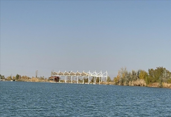 2023年11月1日，督察組拍攝到弱水花海景區(qū)建有人工湖及水上游樂設(shè)施。（中央第四生態(tài)環(huán)境保護(hù)督察組供圖）