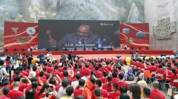 2019年7月6日，杭州市民揮舞國旗慶祝良渚古城遺址獲準(zhǔn)列入世界遺產(chǎn)名錄。記者 吳煌 倪雁強(qiáng) 攝