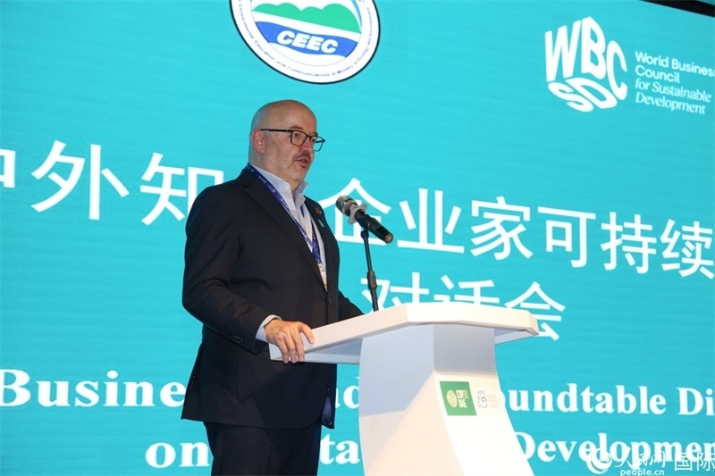 世界可持續(xù)發(fā)展工商理事會會長兼主席貝德凱致辭。人民網(wǎng)記者任皓宇攝