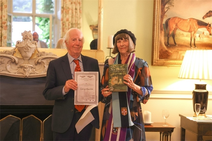 艾倫·麥克法蘭教授為漢密爾頓頒發(fā)文學(xué)類終身成就獎(jiǎng)。雨珊攝