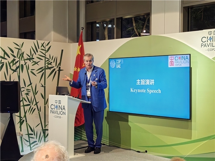 意大利都靈理工大學終身教授岡特·鮑利發(fā)言。COP28中國角供圖