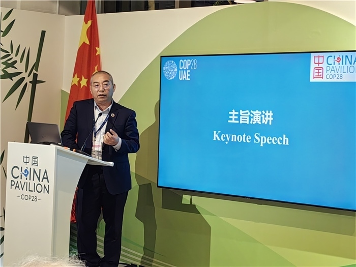 晶澳太陽能科技股份有限公司高級副總裁孫廣彬發(fā)言。COP28中國角供圖