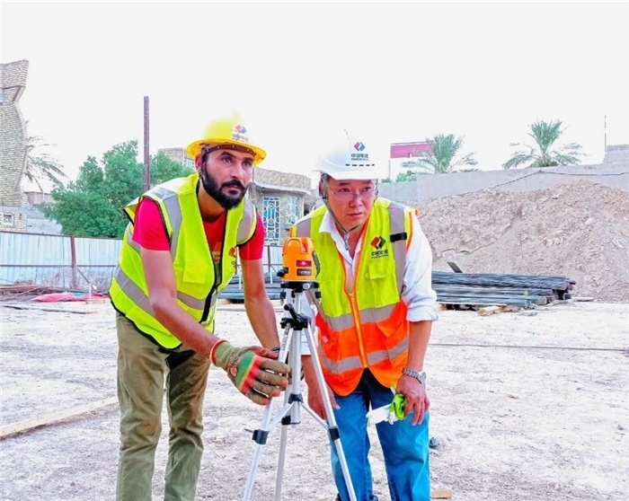 中伊工人在施工中。中國(guó)電建供圖