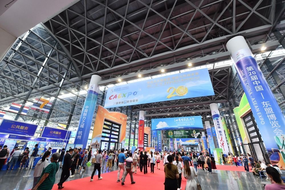 2023年9月18日，參觀者在第二十屆中國—東盟博覽會東盟商品展區(qū)選購商品。新華社記者 黃孝邦 攝