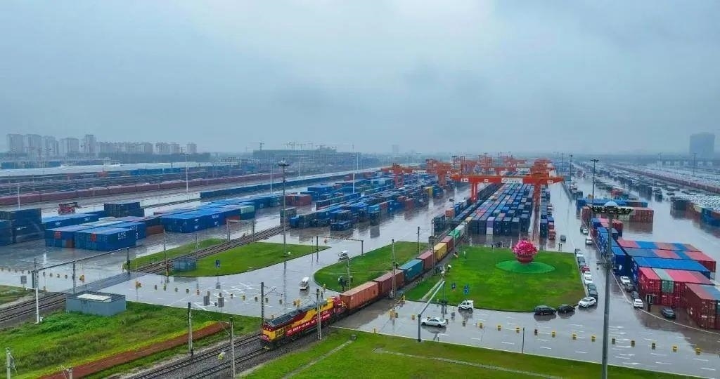 △2023年9月28日，中歐班列長安號第20000列從陜西西安國際港站開出。