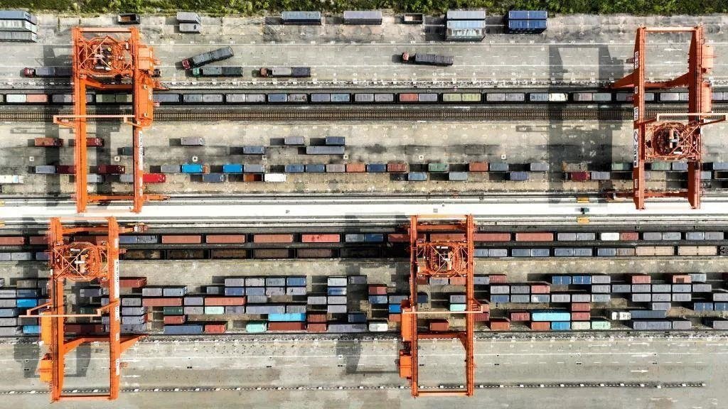 △2023年11月12日，火車在廣西欽州港碼頭裝運集裝箱。