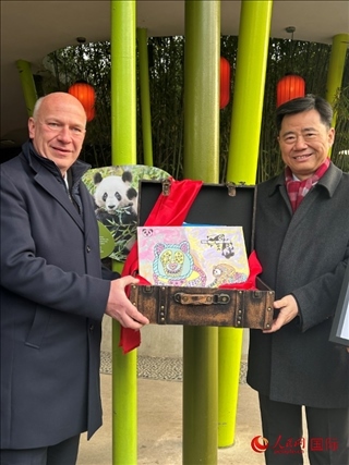 吳墾大使和韋格納市長手捧德國兒童為“夢想”“夢圓”準(zhǔn)備的手繪“送別大禮包”。人民網(wǎng)記者 徐馨攝