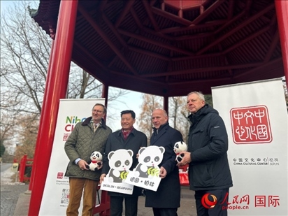 中國文化中心組織的主題活動現(xiàn)場。從左至右依次為柏林動物園園長克尼里姆、中國駐德國大使吳懇、柏林市長韋格納、柏林動物園監(jiān)事會主席布魯克曼。人民網(wǎng)記者 徐馨攝