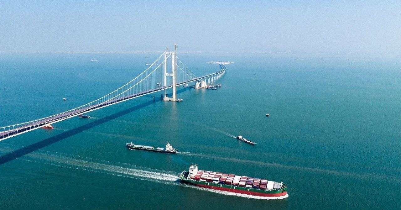 △2023年11月28日，國家重大工程深中通道海底沉管隧道貫通。