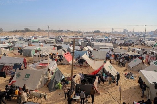  這是12月8日在加沙地帶南部城市拉法拍攝的臨時(shí)營(yíng)地。新華社發(fā)（里澤克·阿卜杜勒賈瓦德攝）