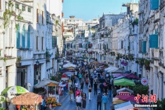 圖為海口騎樓老街游客如織。 <a target='_blank' href='/' ><p align=