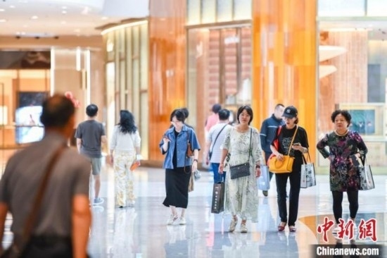 圖為顧客在cdf?？趪H免稅城內(nèi)選購商品。<a target='_blank' href='/' ><p align=