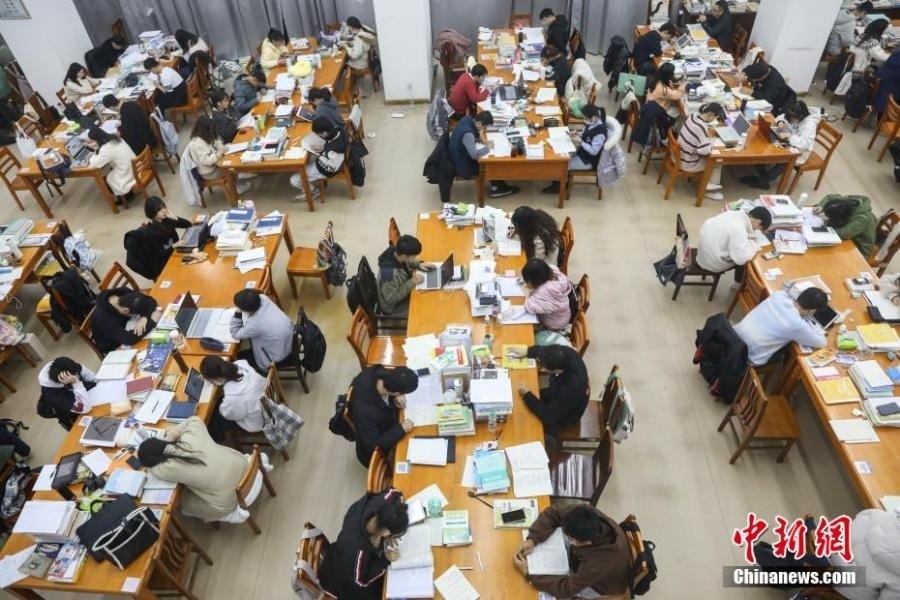 資料圖：眾多考研學(xué)生在南昌大學(xué)圖書館的自習(xí)室內(nèi)復(fù)習(xí)備考。劉力鑫 攝