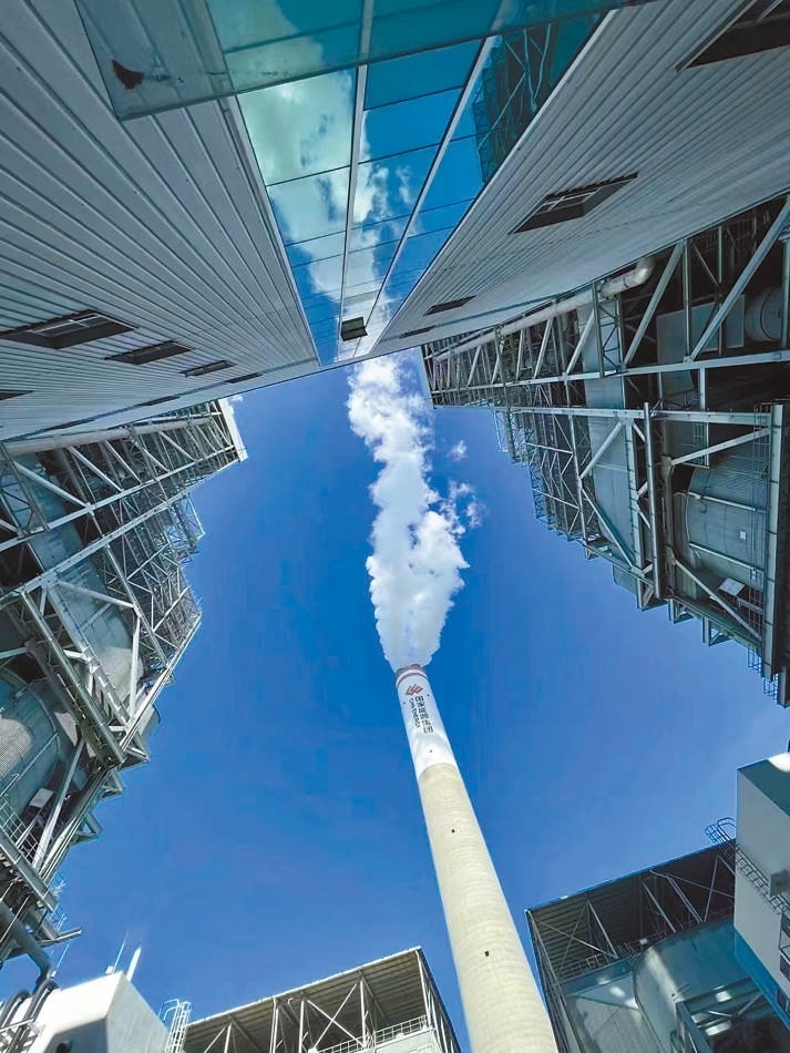  綠色低碳 近日，來自10余個(gè)國家的國際青年跟隨“世界青年能源行”活動(dòng)走進(jìn)國家能源集團(tuán)江蘇泰州電廠。作為亞洲最大火電二氧化碳捕集、利用與封存項(xiàng)目，該項(xiàng)目每年可捕集消納二氧化碳50萬噸。 美國籍演員、主持人 史蒂文·韋德斯攝 “走在電廠里，體驗(yàn)各種高科技，真切感受到中國在清潔能源方面發(fā)展迅速，許多技術(shù)走在了世界前列?！? /></p> <p style=